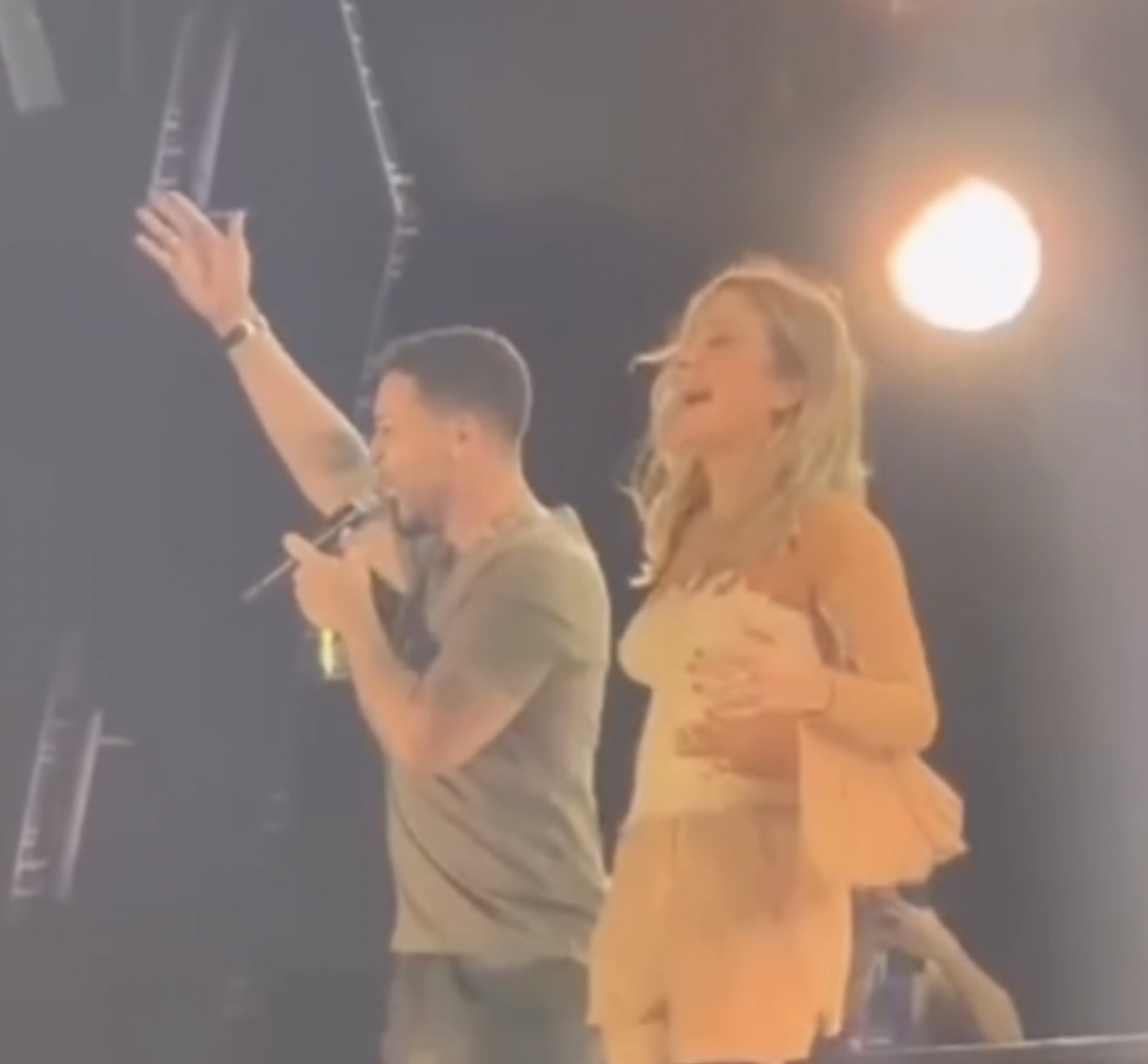 Carlinhos Maia é vaiado durante show de Claudia Leitte em Aracaju; e xinga público