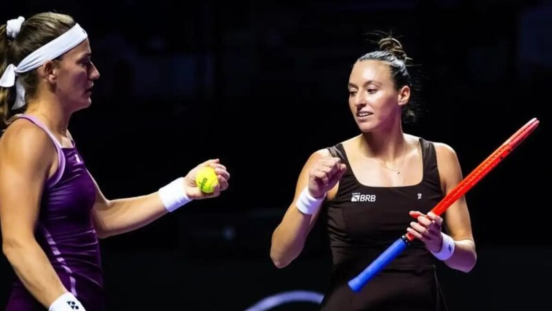 Stefani e Babos vencem russas e se aproximam da semi do WTA Finals