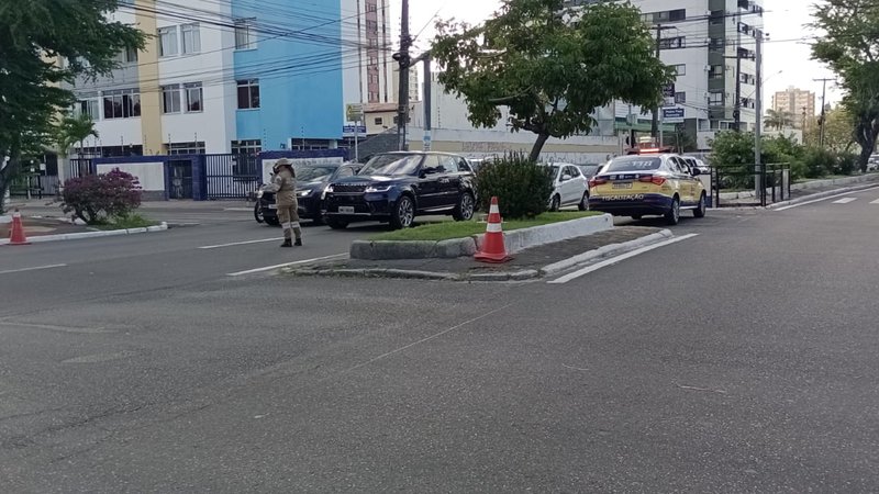 Trânsito na avenida Francisco Porto é desviado após queda de energia