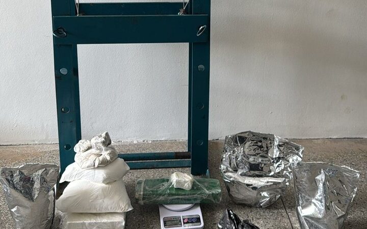 Casal suspeito de tráfico é preso com drogas na BR-235 em Itabaiana