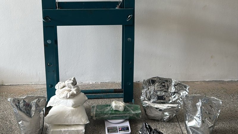 Casal suspeito de tráfico é preso com drogas na BR-235 em Itabaiana