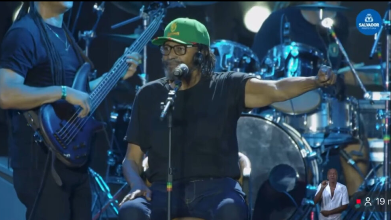 “É lero-lero”: Edson Gomes interrompe show no Festival Virada para detonar políticos e o uso da pobreza