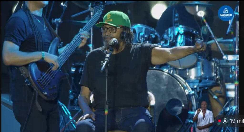 “É lero-lero”: Edson Gomes interrompe show no Festival Virada para detonar políticos e o uso da pobreza