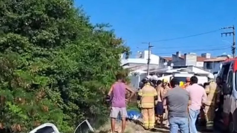 Motorista morre após carro capotar em canal em Aracaju