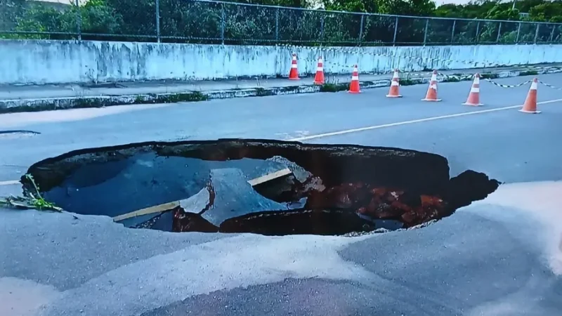 Rompimento de adutora abre cratera em avenida que leva à UFS em Lagarto