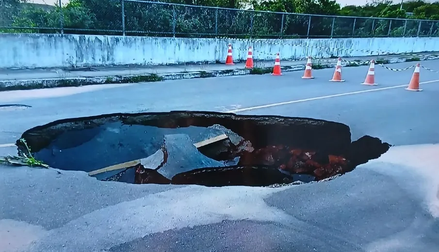 Rompimento de adutora abre cratera em avenida que leva à UFS em Lagarto