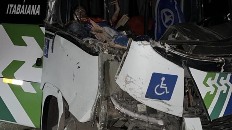 URGENTE: Acidente envolvendo dois carros e uma carreta deixa trânsito complicado na BR-235, no Cafuz