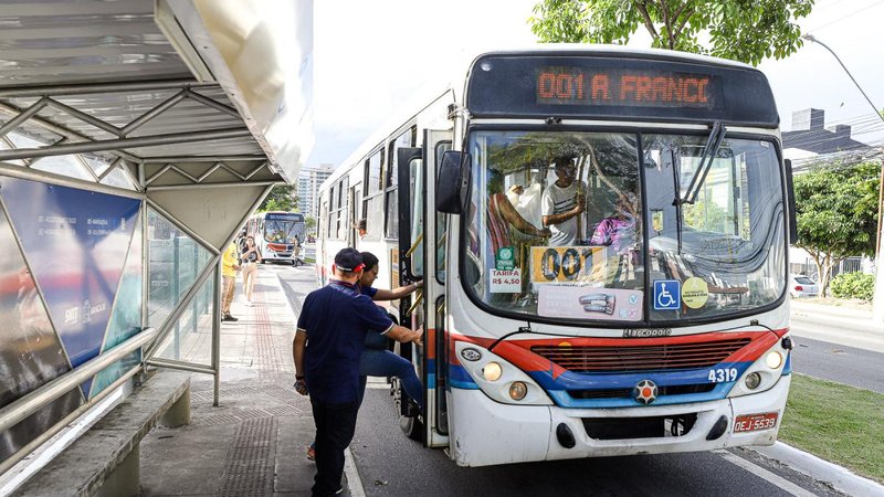 Percurso de ônibus é alterado durante a passagem do Bloco “Por Amor ao Iate”