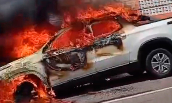 Caminhonete incendeia na BR-235 em Nossa Senhora do Socorro e assusta moradores