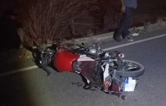 Colisão entre carro e moto mata dois jovens na rodovia SE-230, em Poço Redondo