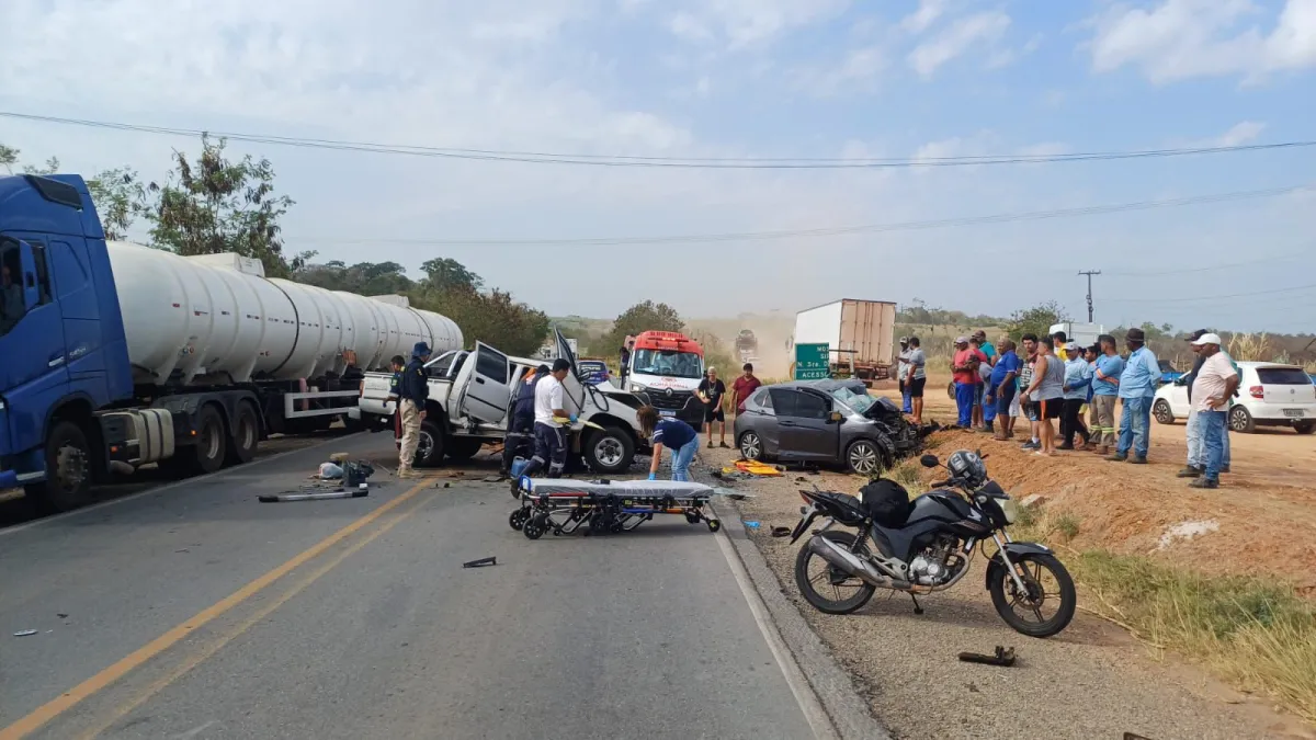 Colisão frontal na BR-101 deixa dois mortos e cinco feridos em Rosário do Catete