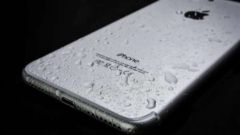 Emergência Digital: O guia definitivo do que fazer (e do que nunca fazer) se o celular molhar