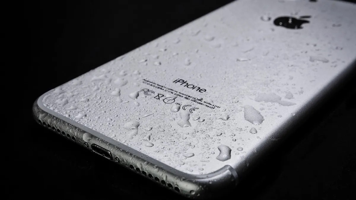 Emergência Digital: O guia definitivo do que fazer (e do que nunca fazer) se o celular molhar