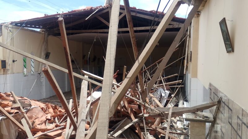 Urgente: Teto de igreja desaba em Aracaju