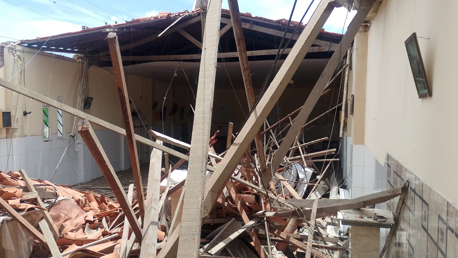 Urgente: Teto de igreja desaba em Aracaju