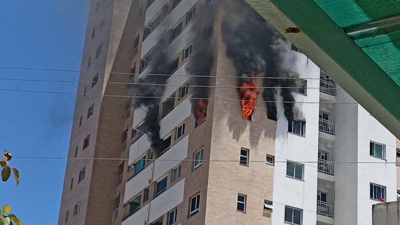 Incêndio de grandes proporções atinge apartamento no bairro Luzia, em Aracaju