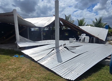 Ventania derruba cobertura de balneário em Campo do Brito e deixa cinco feridos