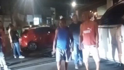 Colisão entre dois carros termina com capotamento no bairro Siqueira Campos