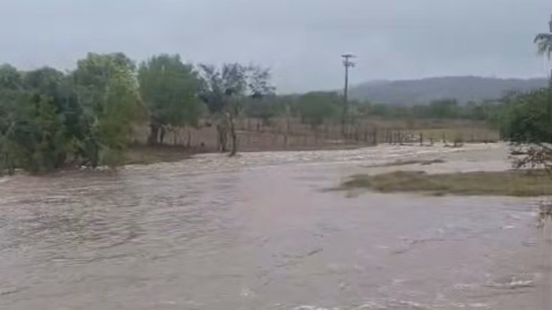 Enxurrada arrasta veículo e deixa dois mortos na zona rural de Simão Dias