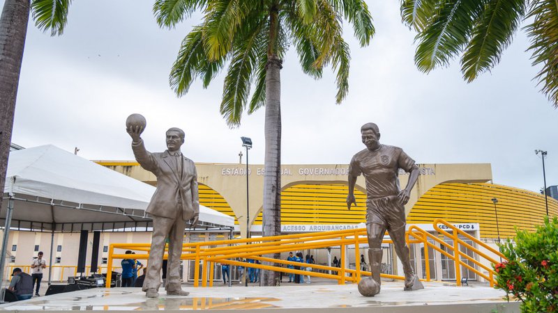 Monumentos em homenagem a Lourival Baptista e ao Rei Pelé são inaugurados na Arena Batistão