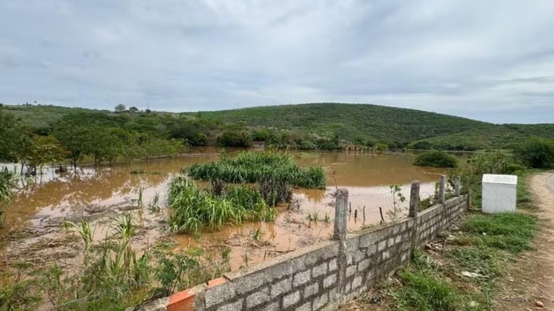 Chuvas fortes provocam alagamentos e interdição de estrada em Porto da Folha