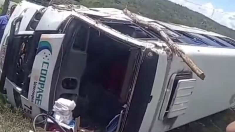 Acidente com micro-ônibus deixa pelo menos cinco pessoas feridas em Sergipe