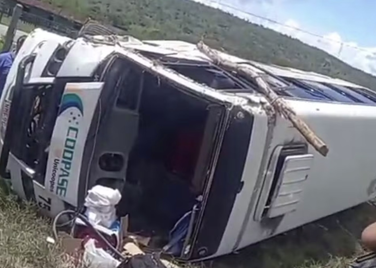 Acidente com micro-ônibus deixa pelo menos cinco pessoas feridas em Sergipe