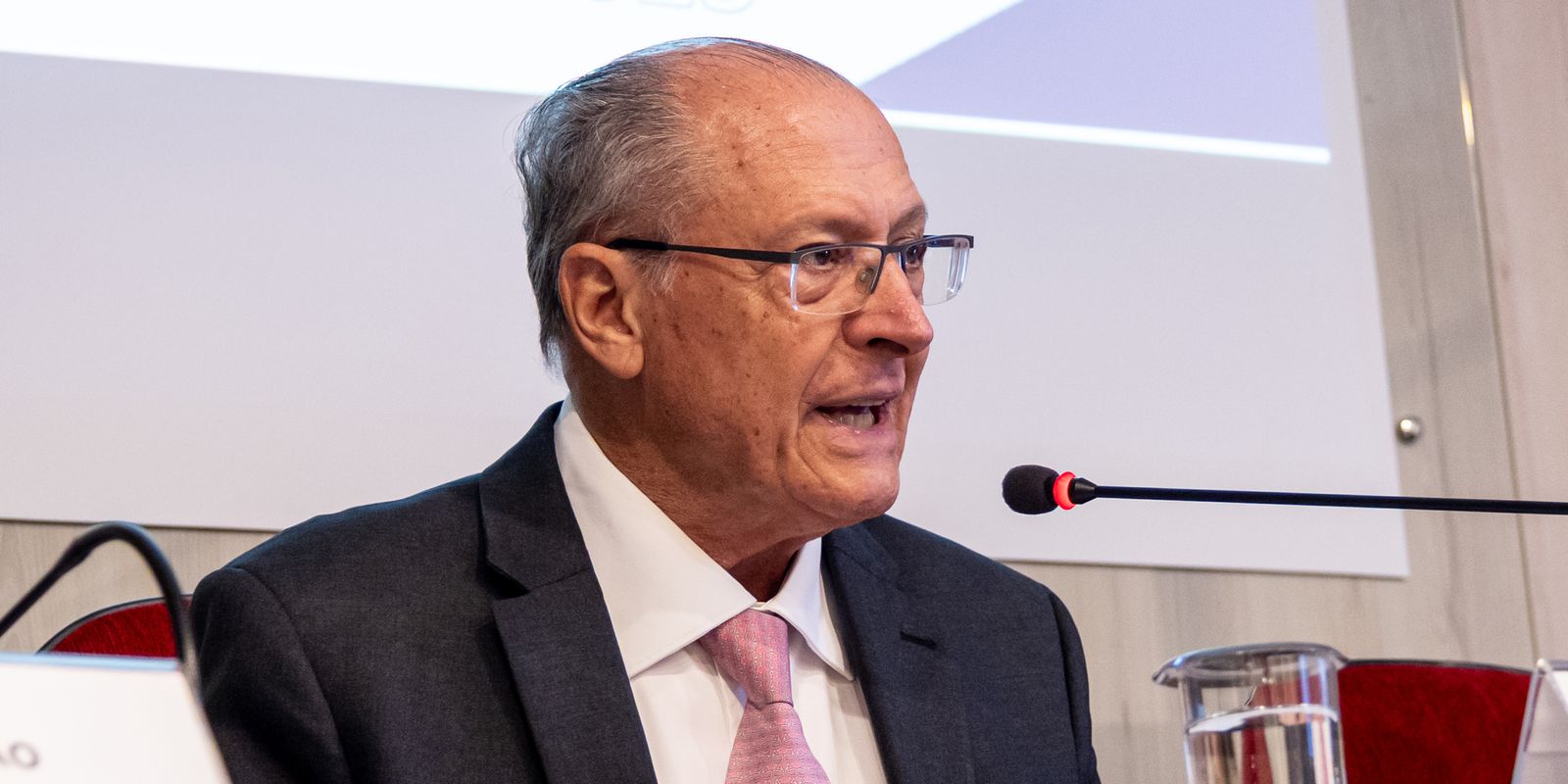 Alckmin afirma que Brasil mantém competitividade diante de tarifa global de 10% dos EUA
