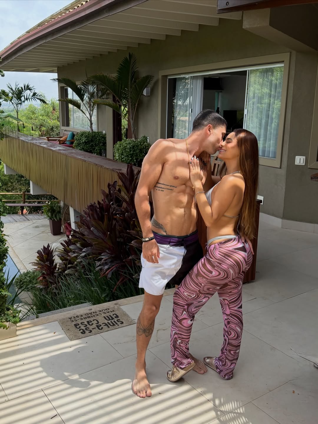 Famosos seguem viagem de descanso após o Carnaval; destinos incluem Búzios, Portugal, Madri e Bahia