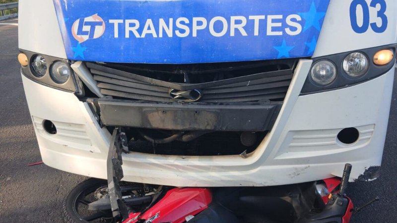 Motociclista fica gravemente ferido após colisão com micro-ônibus na BR-101, em Estância