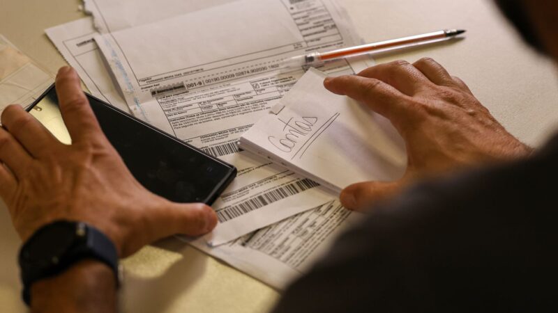 Novo salário mínimo de R$ 1.621 começa a ser depositado nesta segunda-feira