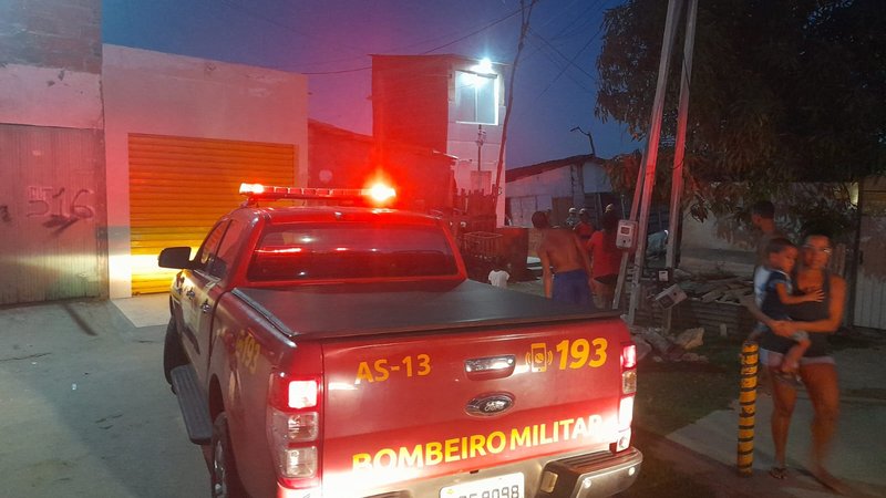 Parte de casa desaba com duas pessoas dentro no bairro Industrial, em Aracaju