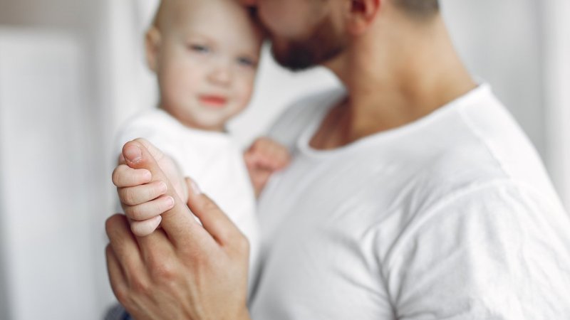 Projeto de lei que amplia a licença-paternidade para 20 dias foi aprovado