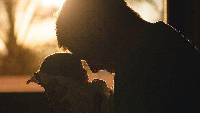 Senado aprova projeto que aumenta licença-paternidade; texto segue para sanção