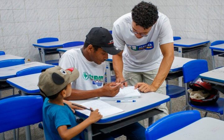 Programa de alfabetização abre matrículas em 42 municípios sergipanos; veja quais