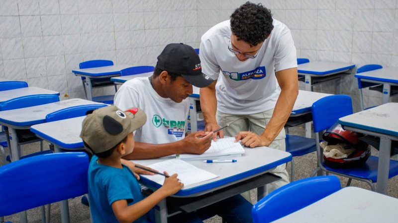 Programa de alfabetização abre matrículas em 42 municípios sergipanos; veja quais