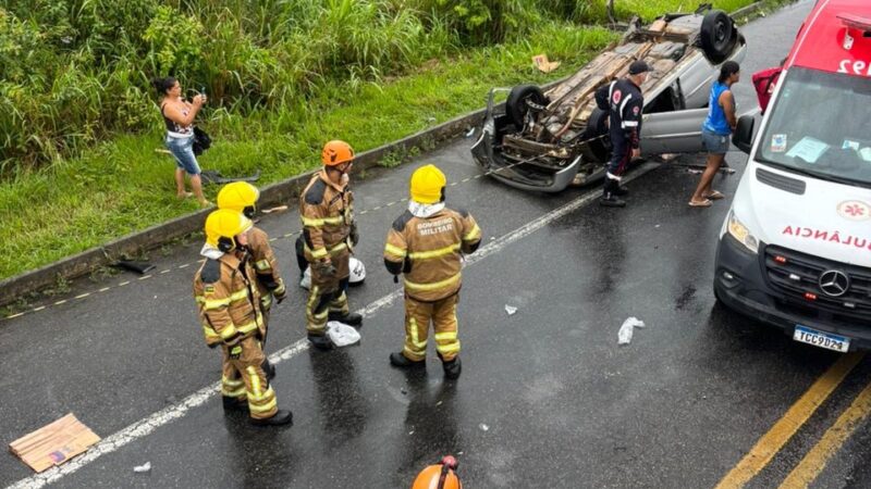 Bombeiros resgatam mulher grávida em carro que capotou na BR-101 após colisão