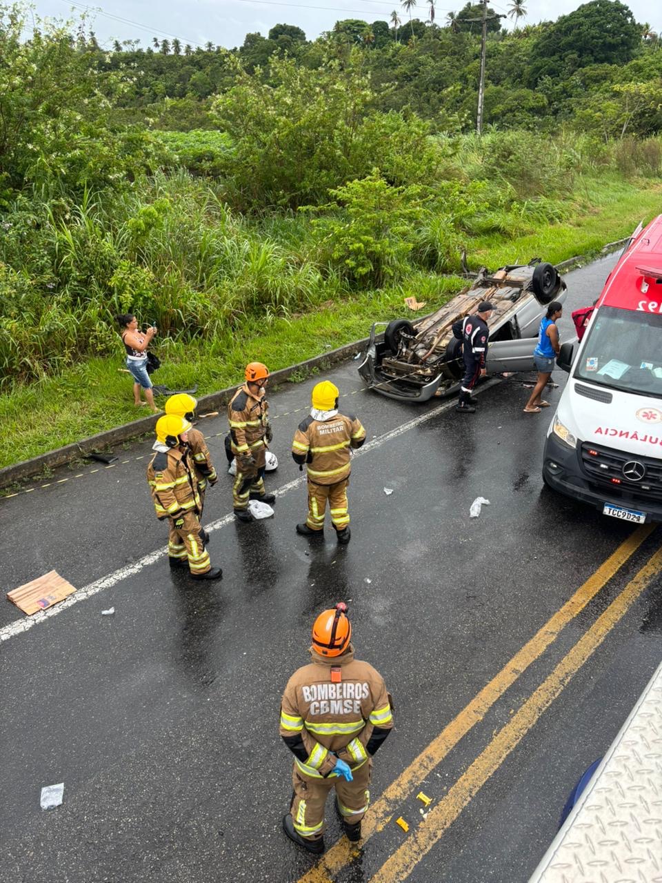 Bombeiros resgatam mulher grávida em carro que capotou na BR-101 após colisão