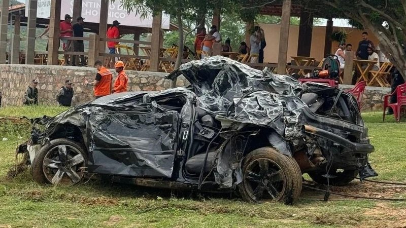 Carro cai em cratera aberta pela chuva e mulher morre na divisa entre Sergipe e Alagoas