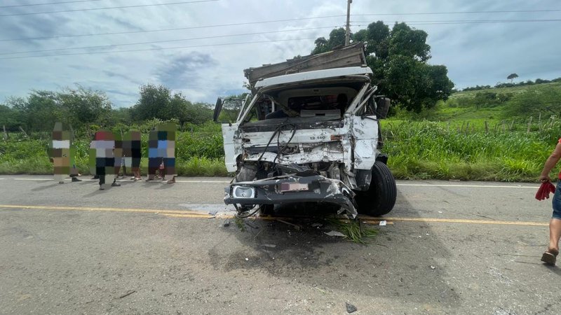 Colisão entre caminhões deixa duas pessoas feridas na rodovia SE-179