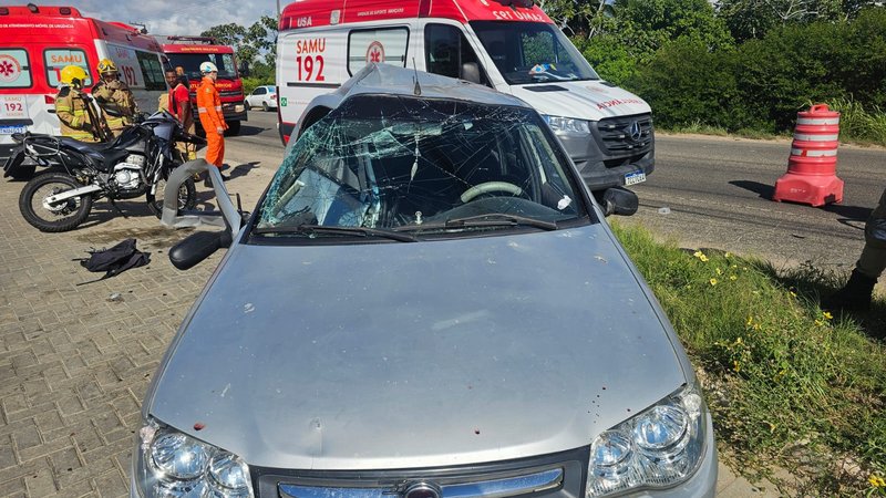 Colisão entre carro e moto deixa feridos na SE-100, na Barra dos Coqueiros