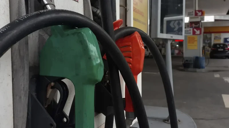 Combustível: Petrobras sobe diesel em R$ 0,38; Governo tenta neutralizar alta com isenção de impostos