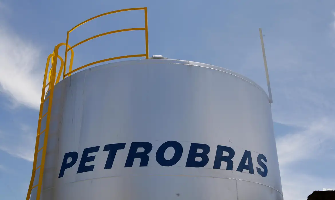 Distribuidoras pedem que Petrobras aumente importação de diesel para garantir abastecimento