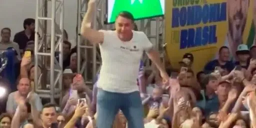 Flávio Bolsonaro gera polêmica ao aparecer animado em evento em Rondônia enquanto pai está internado