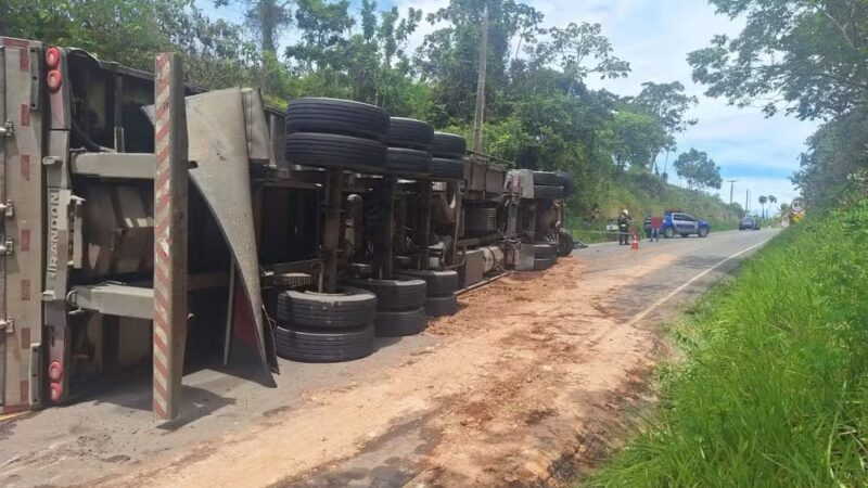 Grave acidente na SE-282: caminhão tomba, mata motociclista e fere pedestre entre Boquim e Estância