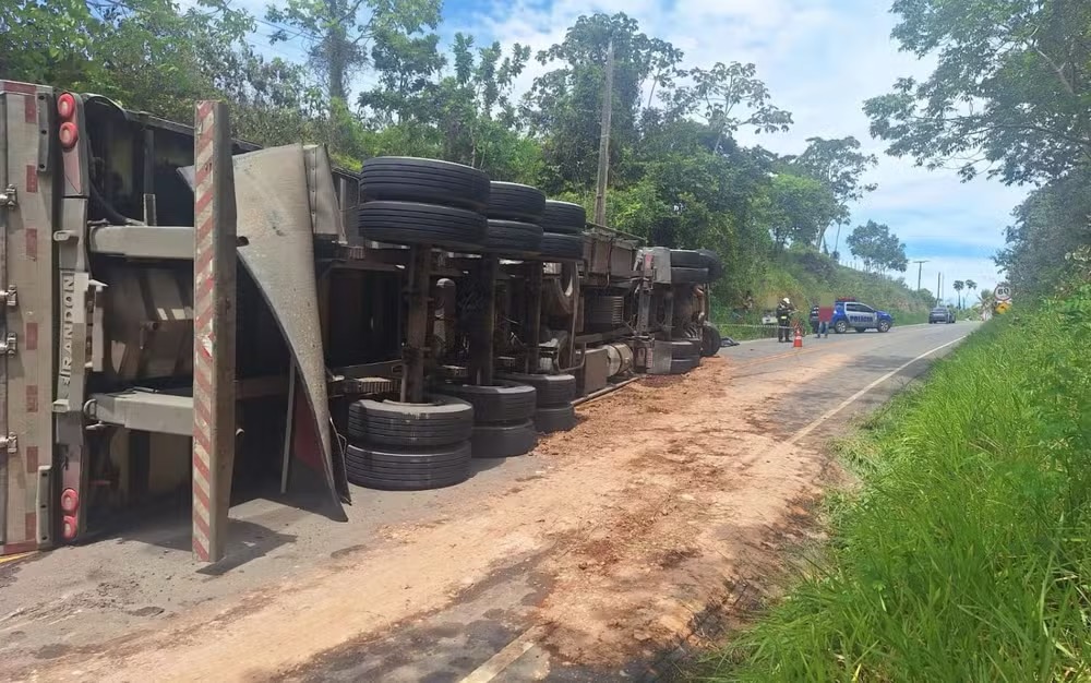 Grave acidente na SE-282: caminhão tomba, mata motociclista e fere pedestre entre Boquim e Estância