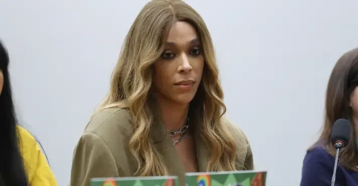 Petição contra Erika Hilton atinge 100 mil assinaturas em meio a embates no Congresso