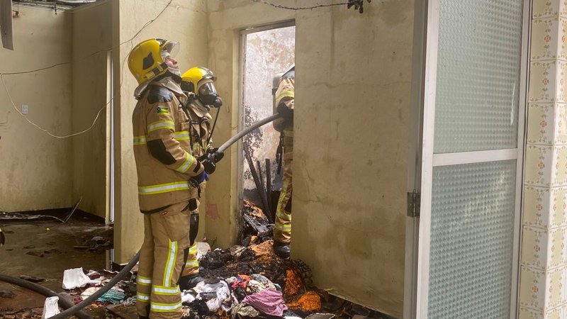 Incêndio atinge casa no bairro Santos Dumont, em Aracaju