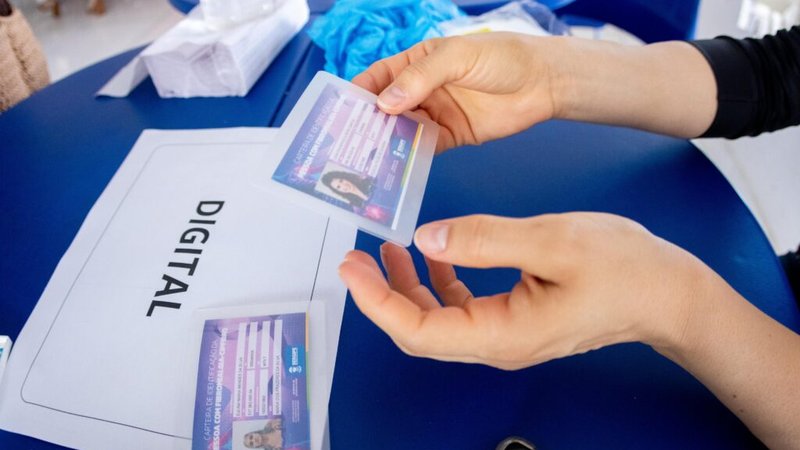 Emissão da carteira para pessoas com fibromialgia é retomada em Sergipe com novo sistema digital