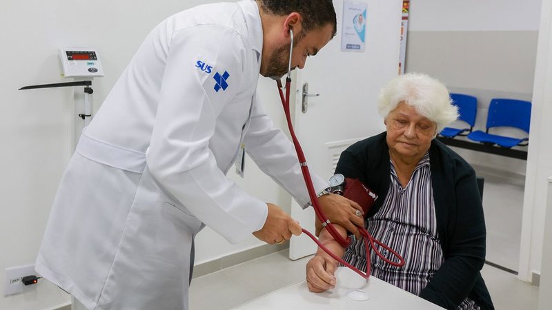 Casos de vírus respiratório crescem e acendem alerta entre idosos